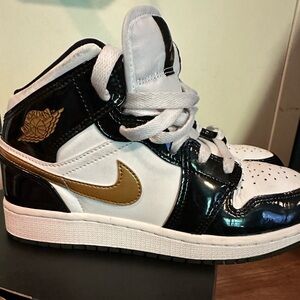 Nike Air Jordan 1 MID Boys Shoe